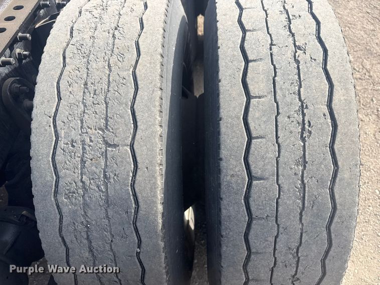 image for item EG2000 2006 International 9400i semi truck