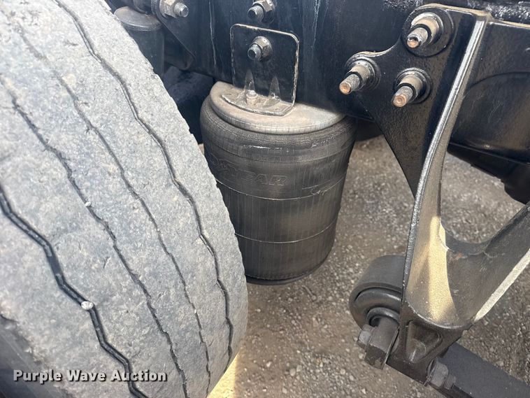 image for item EG2000 2006 International 9400i semi truck