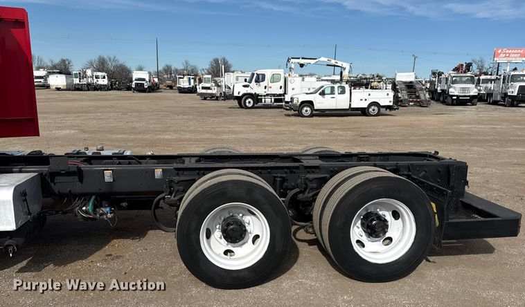 image for item EG2005 2012 Peterbilt 384 semi truck