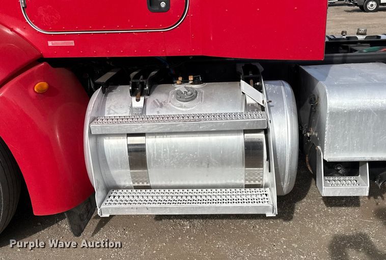 image for item EG2005 2012 Peterbilt 384 semi truck