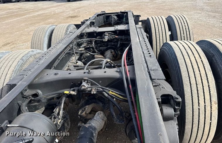 image for item EG2005 2012 Peterbilt 384 semi truck