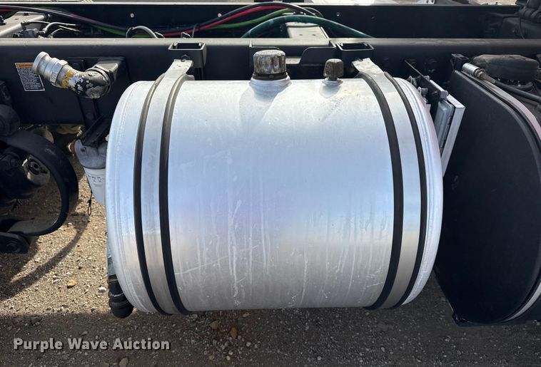 image for item EG2005 2012 Peterbilt 384 semi truck