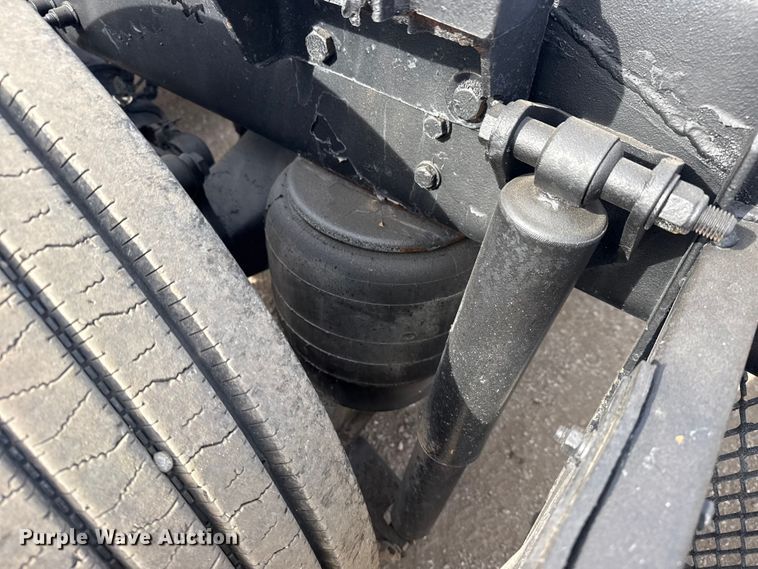 image for item EG2005 2012 Peterbilt 384 semi truck