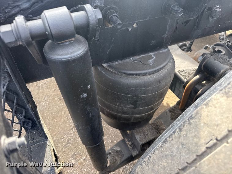 image for item EG2005 2012 Peterbilt 384 semi truck