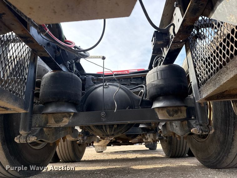 image for item EG2005 2012 Peterbilt 384 semi truck