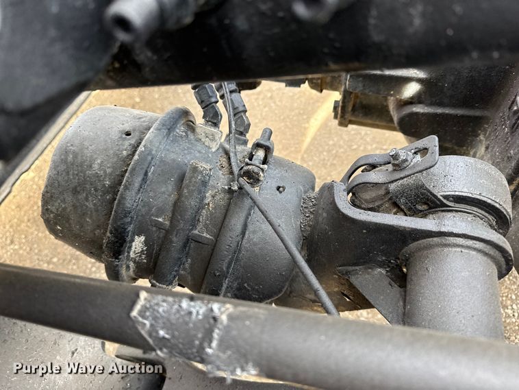 image for item EG2005 2012 Peterbilt 384 semi truck