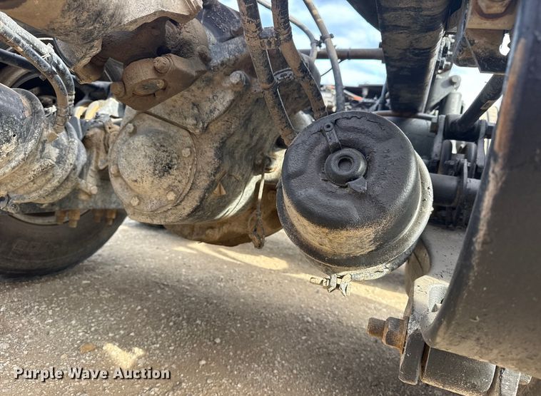 image for item EG2005 2012 Peterbilt 384 semi truck