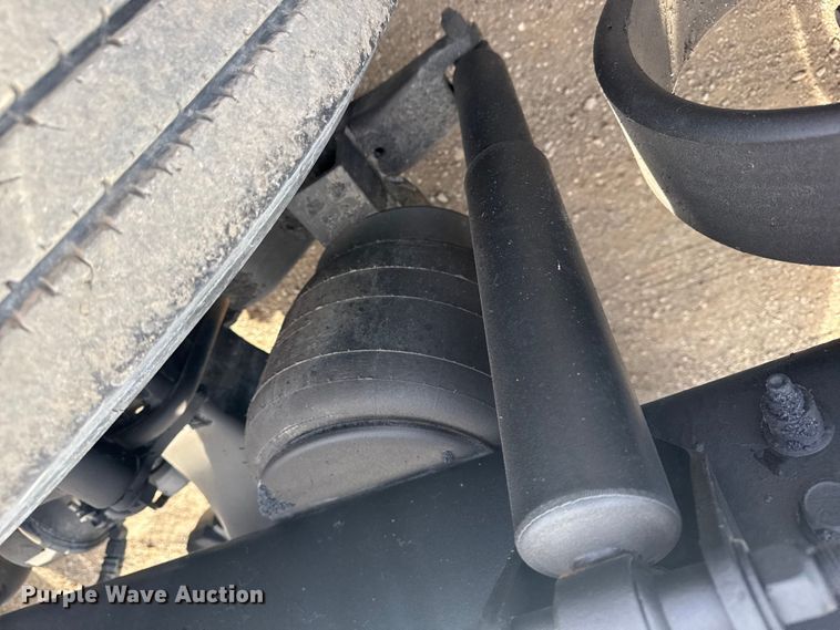 image for item EG2005 2012 Peterbilt 384 semi truck