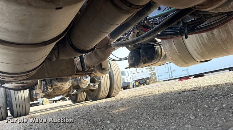 image for item EG2005 2012 Peterbilt 384 semi truck