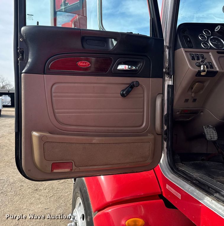 image for item EG2005 2012 Peterbilt 384 semi truck