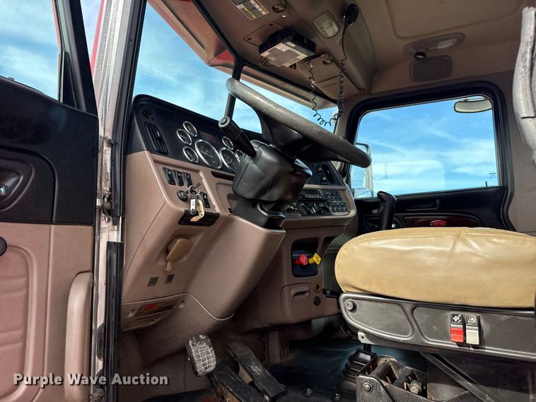 image for item EG2005 2012 Peterbilt 384 semi truck
