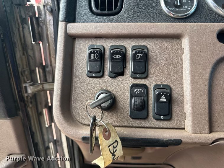 image for item EG2005 2012 Peterbilt 384 semi truck