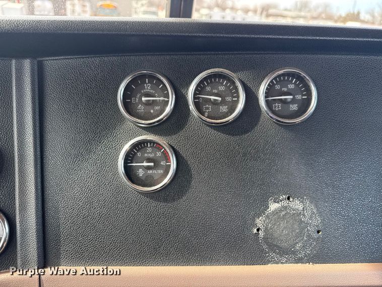 image for item EG2005 2012 Peterbilt 384 semi truck