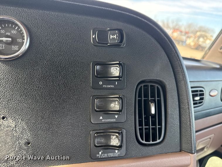 image for item EG2005 2012 Peterbilt 384 semi truck