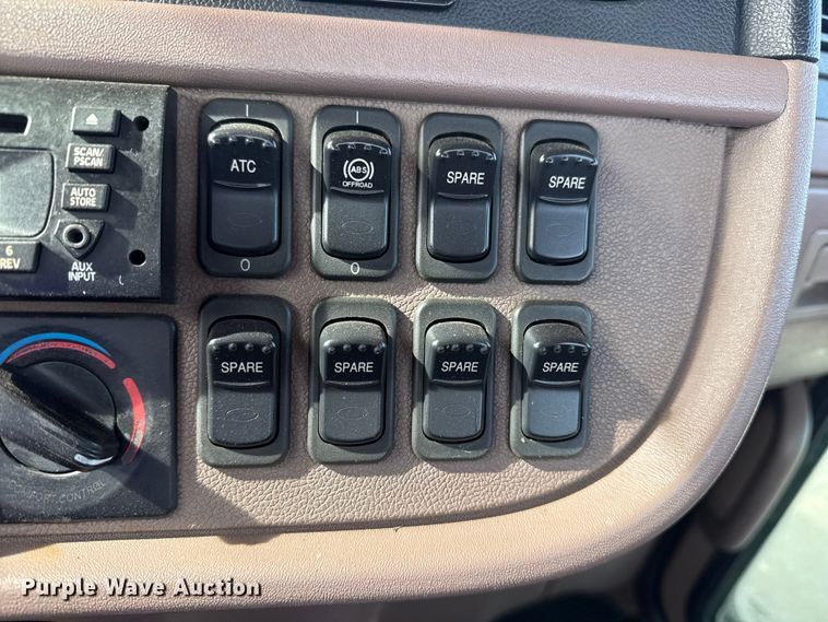 image for item EG2005 2012 Peterbilt 384 semi truck