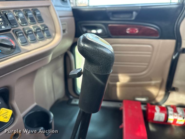 image for item EG2005 2012 Peterbilt 384 semi truck