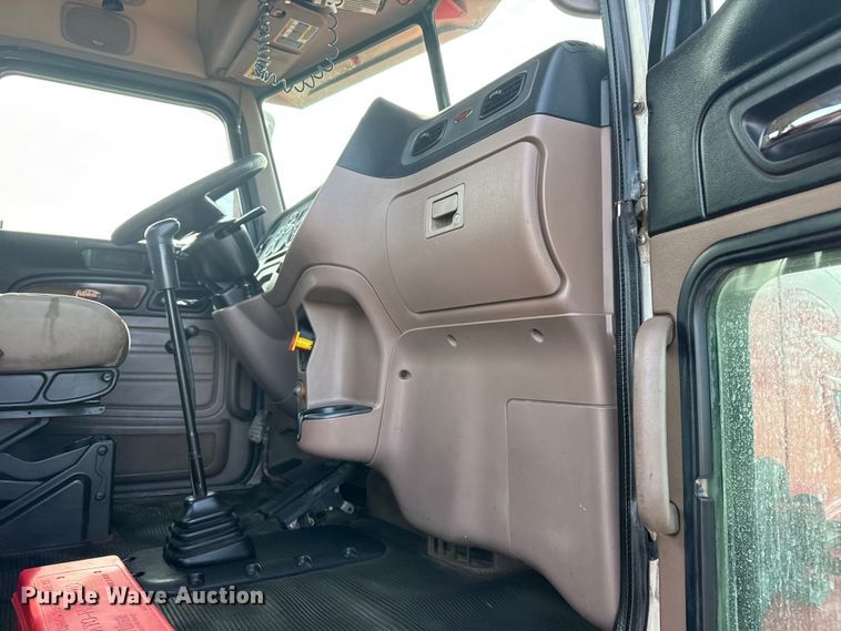 image for item EG2005 2012 Peterbilt 384 semi truck