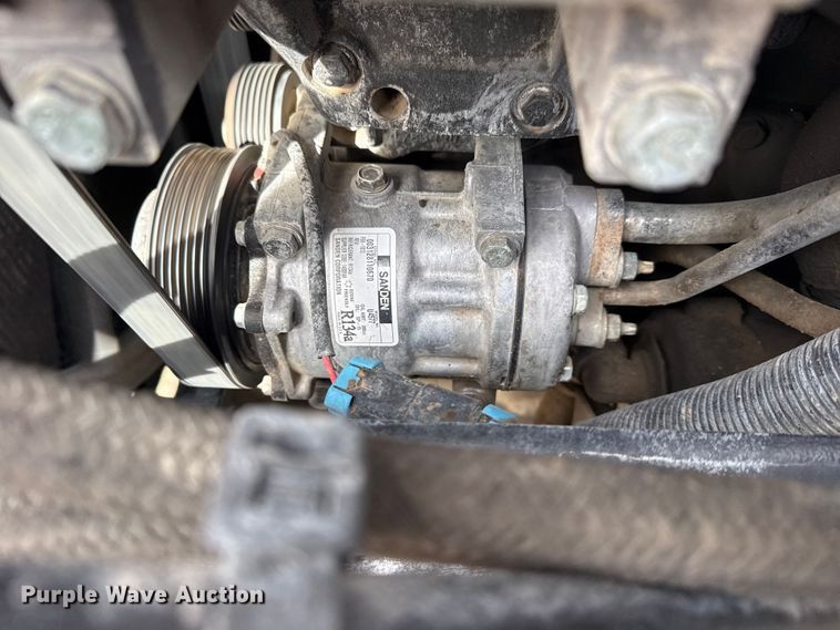 image for item EG2005 2012 Peterbilt 384 semi truck