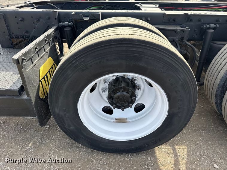 image for item EG2005 2012 Peterbilt 384 semi truck