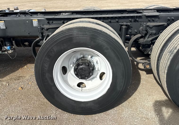 image for item EG2005 2012 Peterbilt 384 semi truck