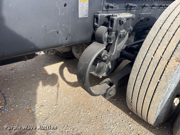 image for item EG2005 2012 Peterbilt 384 semi truck