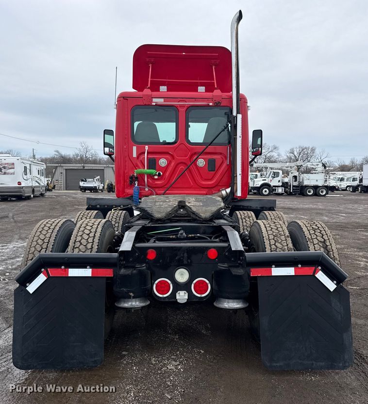 image for item EG2038 2013 Freightliner Cascadia semi truck