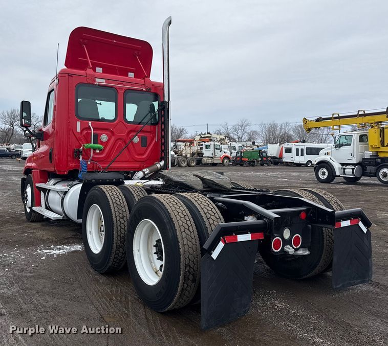 image for item EG2038 2013 Freightliner Cascadia semi truck