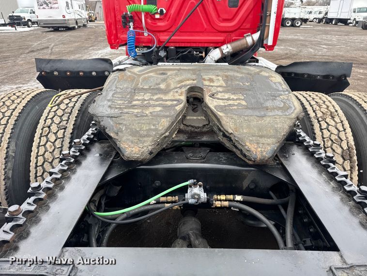 image for item EG2038 2013 Freightliner Cascadia semi truck