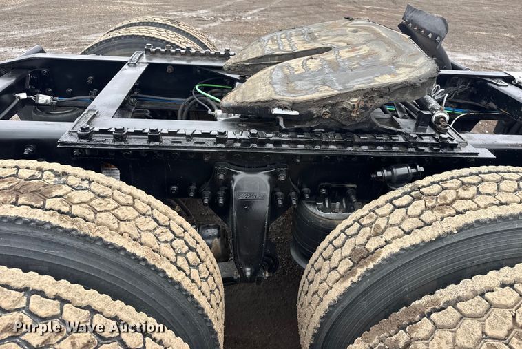 image for item EG2038 2013 Freightliner Cascadia semi truck