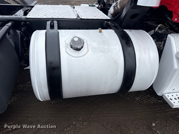 image for item EG2038 2013 Freightliner Cascadia semi truck