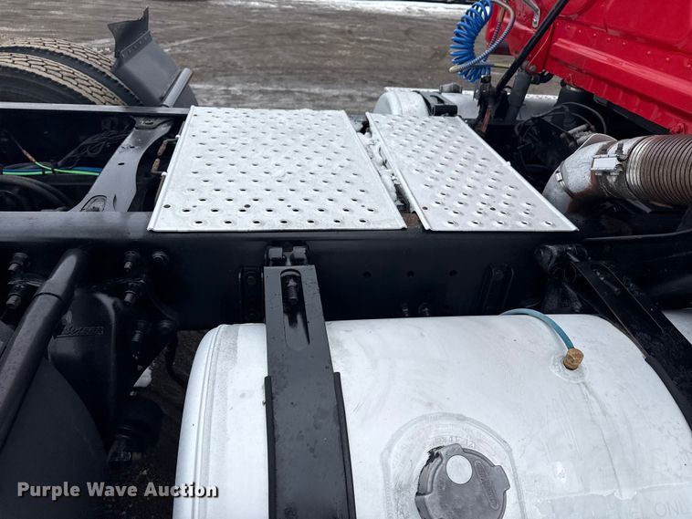 image for item EG2038 2013 Freightliner Cascadia semi truck