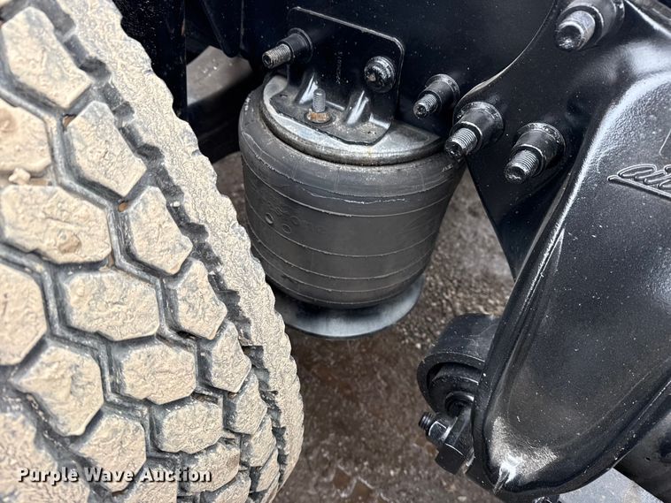 image for item EG2038 2013 Freightliner Cascadia semi truck