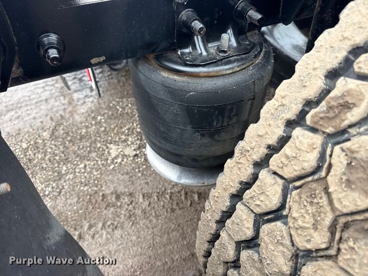 image for item EG2038 2013 Freightliner Cascadia semi truck