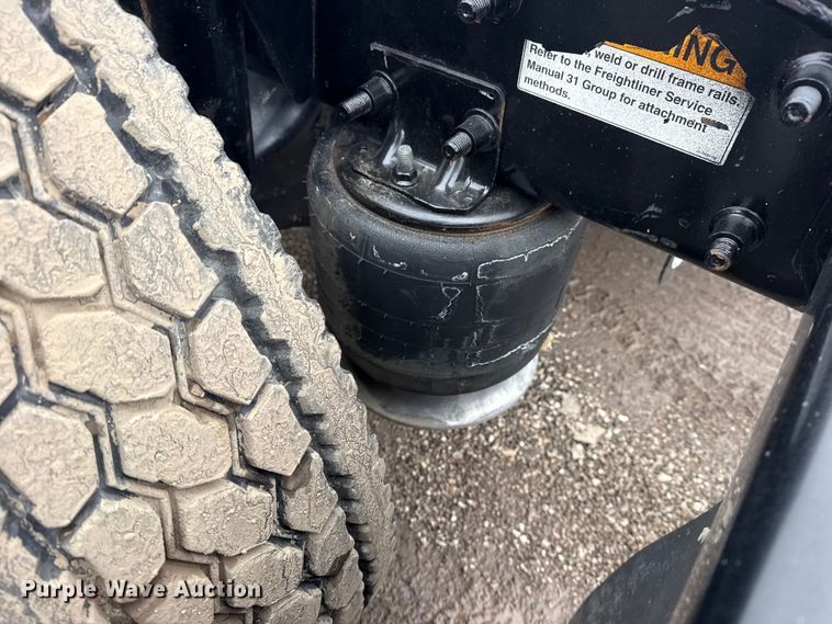 image for item EG2038 2013 Freightliner Cascadia semi truck