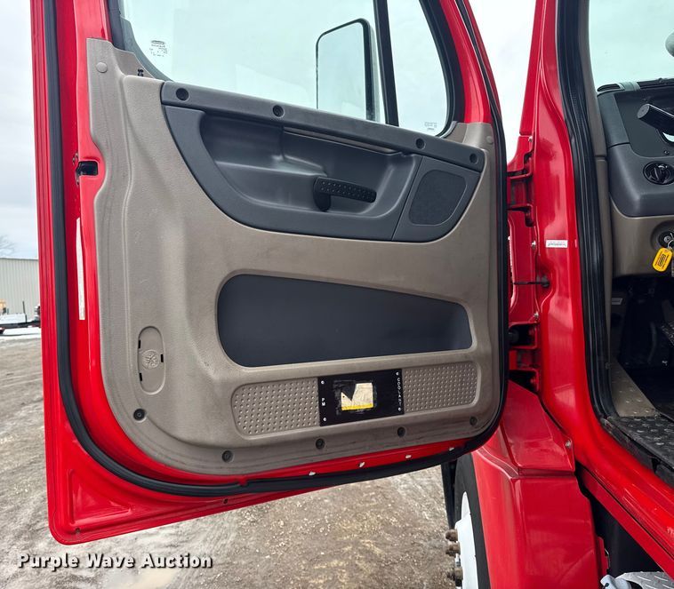 image for item EG2038 2013 Freightliner Cascadia semi truck