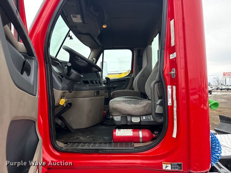 image for item EG2038 2013 Freightliner Cascadia semi truck