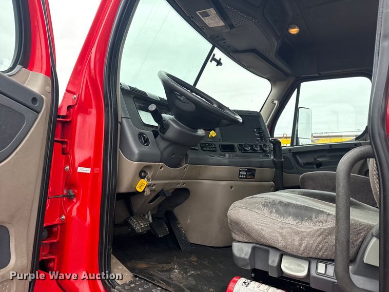 image for item EG2038 2013 Freightliner Cascadia semi truck