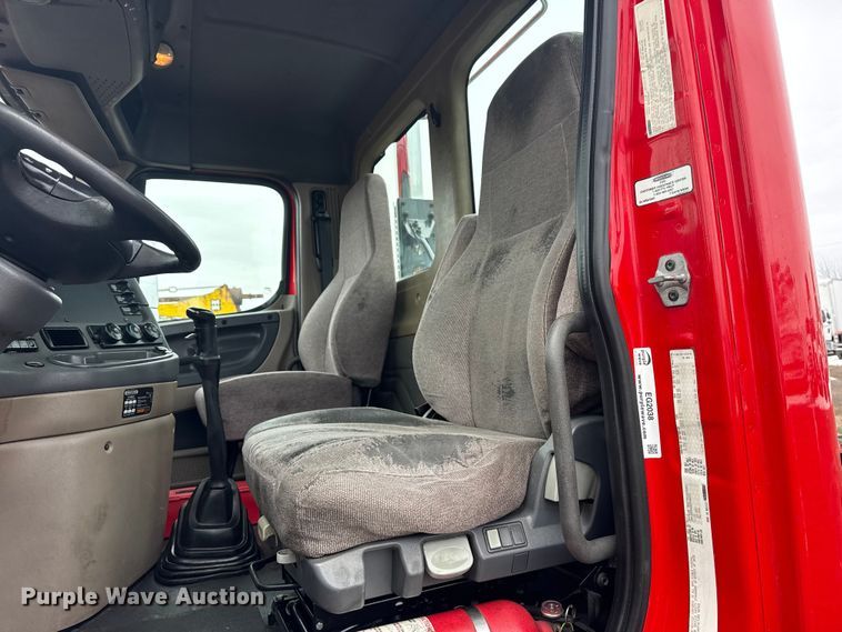 image for item EG2038 2013 Freightliner Cascadia semi truck