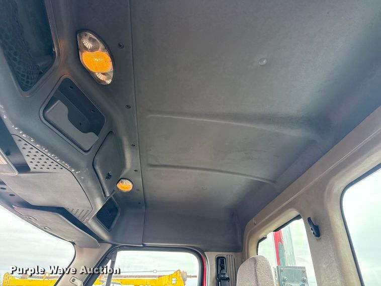 image for item EG2038 2013 Freightliner Cascadia semi truck