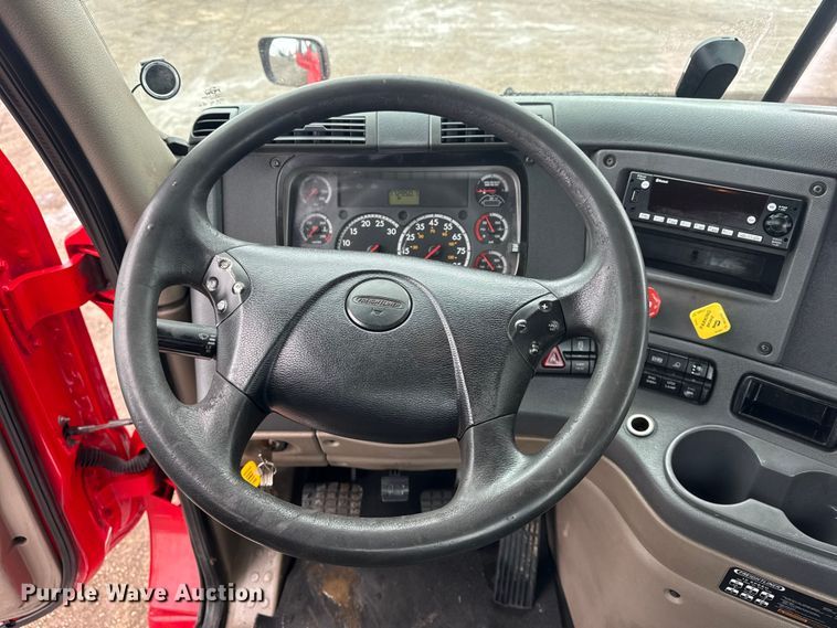 image for item EG2038 2013 Freightliner Cascadia semi truck