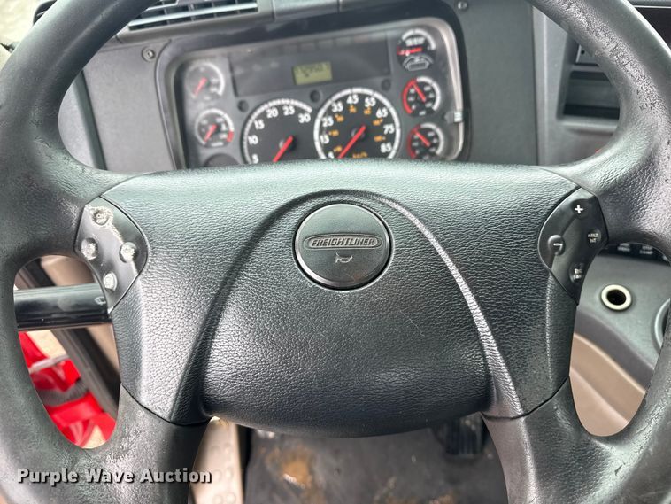 image for item EG2038 2013 Freightliner Cascadia semi truck