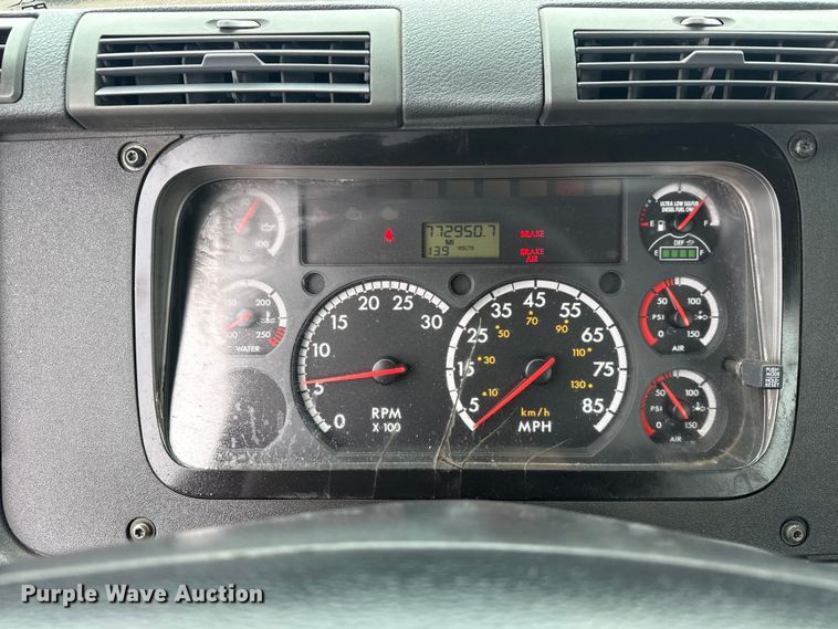 image for item EG2038 2013 Freightliner Cascadia semi truck