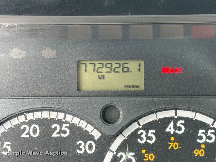 image for item EG2038 2013 Freightliner Cascadia semi truck