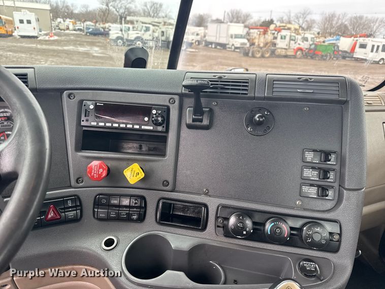 image for item EG2038 2013 Freightliner Cascadia semi truck