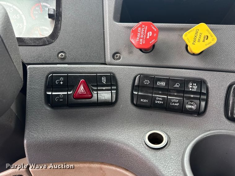 image for item EG2038 2013 Freightliner Cascadia semi truck