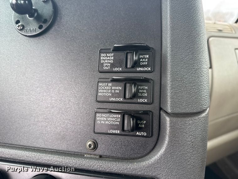 image for item EG2038 2013 Freightliner Cascadia semi truck