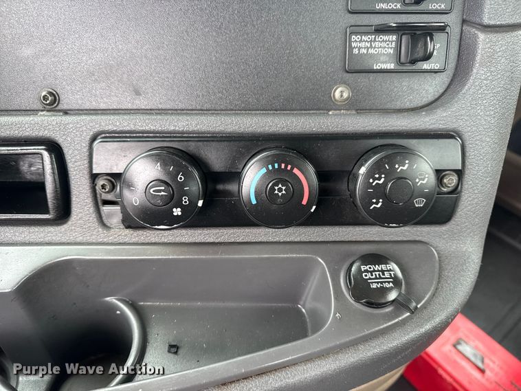 image for item EG2038 2013 Freightliner Cascadia semi truck