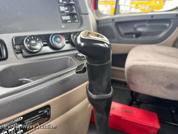 image for item EG2038 2013 Freightliner Cascadia semi truck