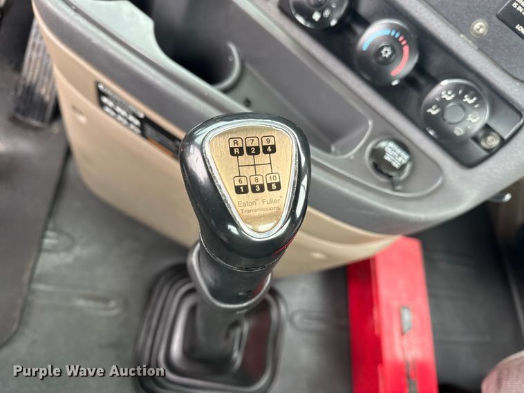 image for item EG2038 2013 Freightliner Cascadia semi truck