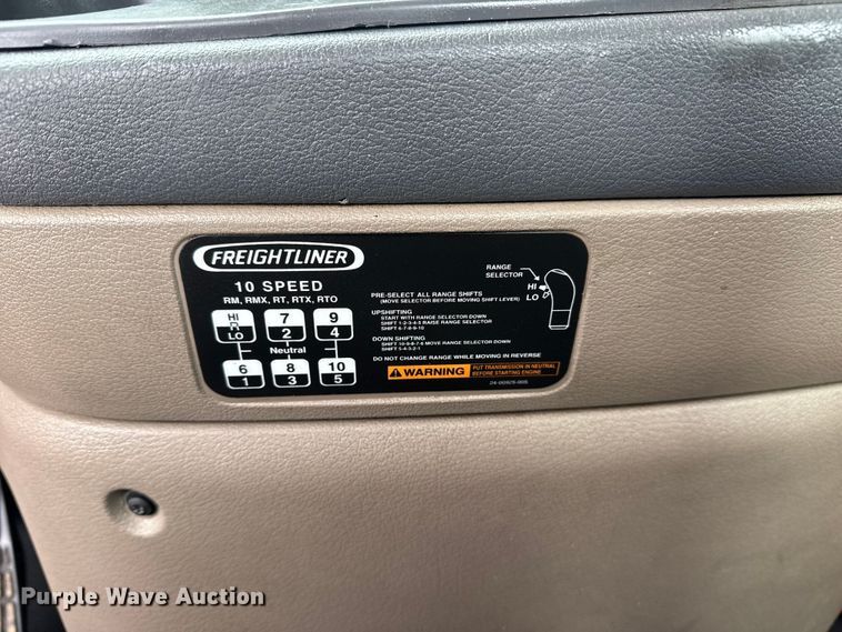 image for item EG2038 2013 Freightliner Cascadia semi truck